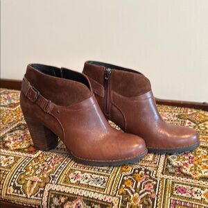 Clarks Artisan Brown Leather and Suede Ankle Boots size 8M